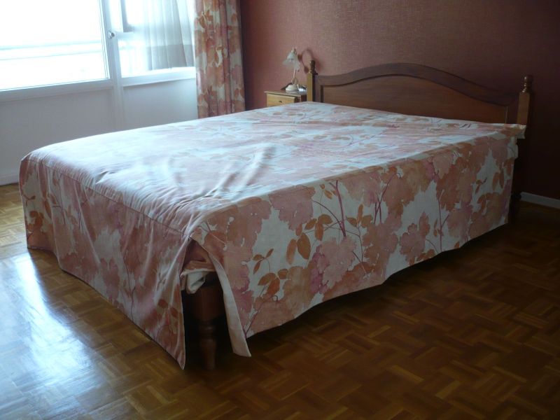 P1030284 lit avec couvre-lit.jpg