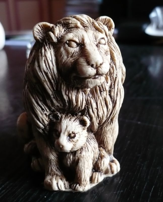 P3040621 lion+lionceau resine 7x4cm 8e.jpg