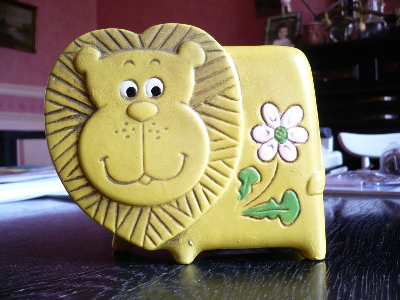 P3040743 tirelire lion jaune 15x12x4cm 2e.jpg