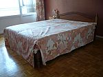 P1030284 lit avec couvre-lit.jpg