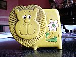 P3040743 tirelire lion jaune 15x12x4cm 2e.jpg